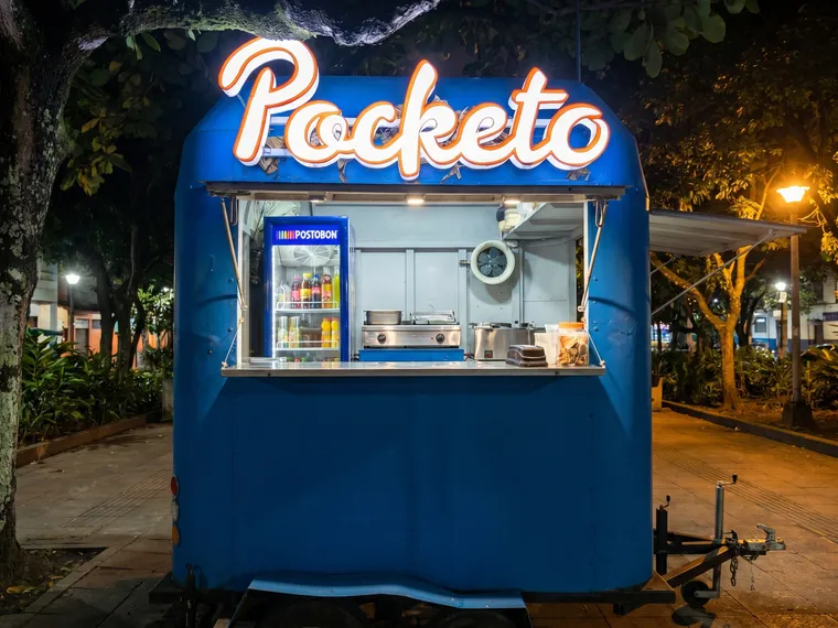 Food truck de Pocketo en Cali, de noche, con su aviso en neón